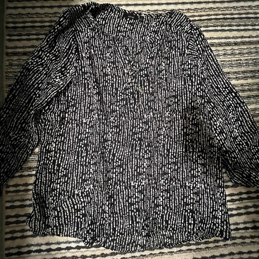 Women’s Apt 9 blouse